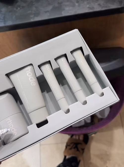 J姐怒斥海莉產(chǎn)品“無聊”，為支持賽琳娜當眾扔進垃圾桶